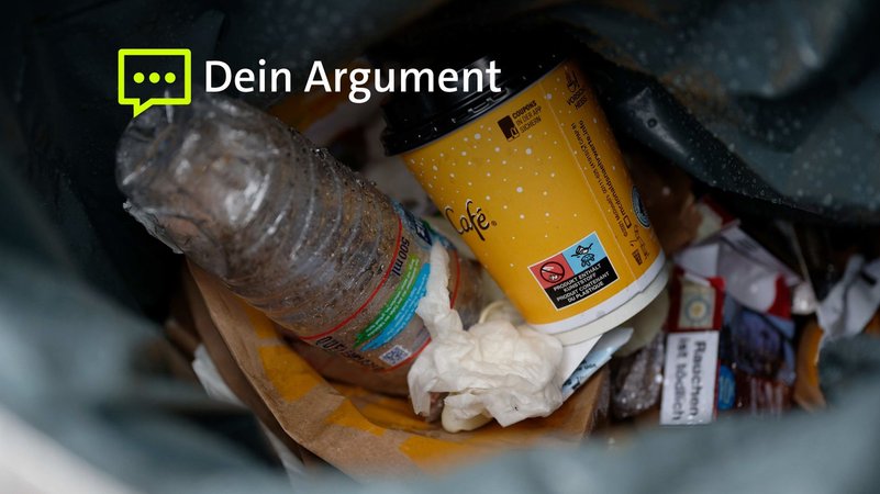 Ein Mülleimer in dem sich ein Einweg-Kaffeebecher befindet. | Bild: dpa-Bildfunk/Henning Kaiser Ein Mülleimer in dem sich ein Einweg-Kaffeebecher befindet.