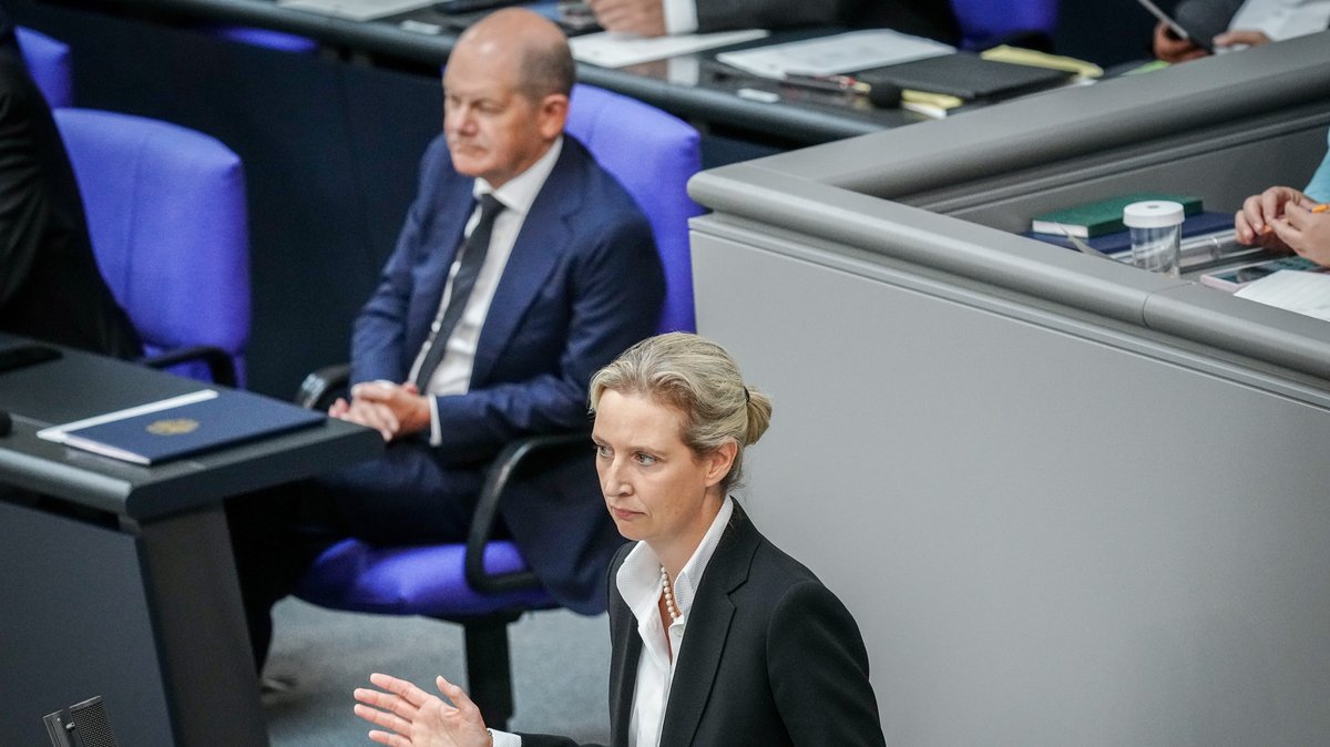 AfD-Fraktionschefin Weidel steht am Rednerpult des Bundestags, im Hintergrund sitzt Bundeskanzler Scholz an der Regierungsbank.