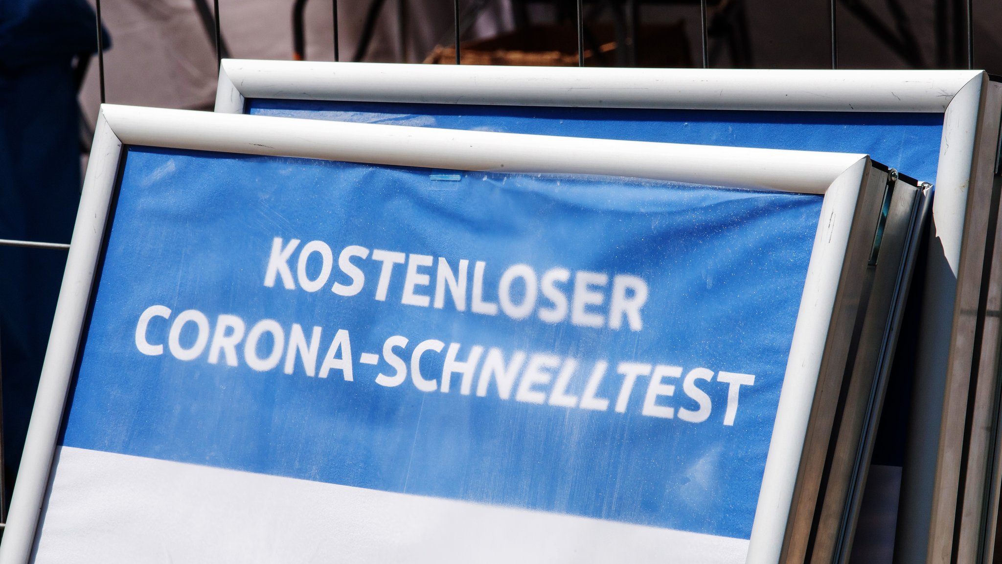 Ein Schild mit der Aufschrift „Kostenloser Corona-Schnelltest“ steht vor einem Testzentrum (Symbolbild).