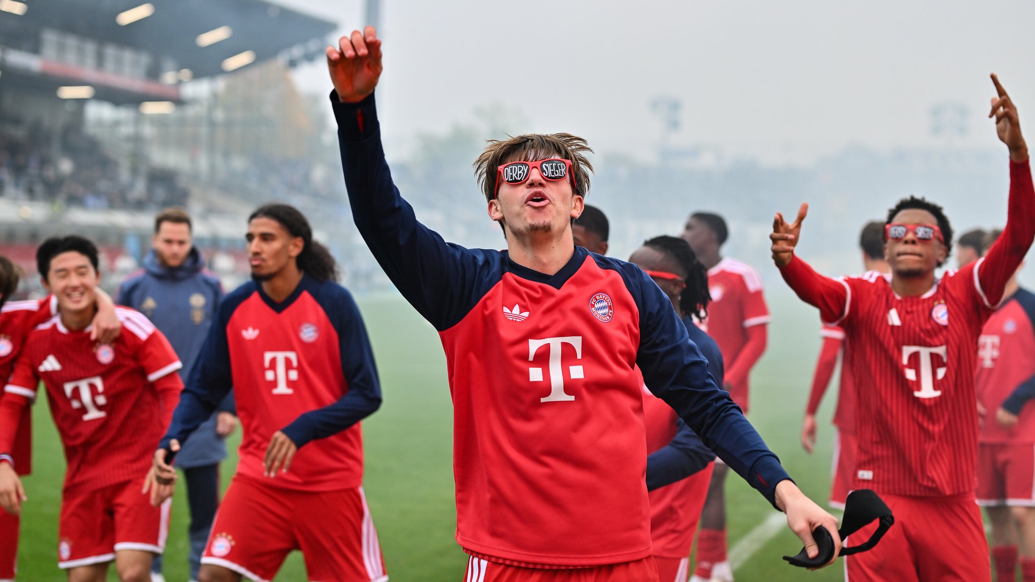 Die Spieler des FC Bayern München II feiern den Sieg über den Erzrivalen TSV 1860.