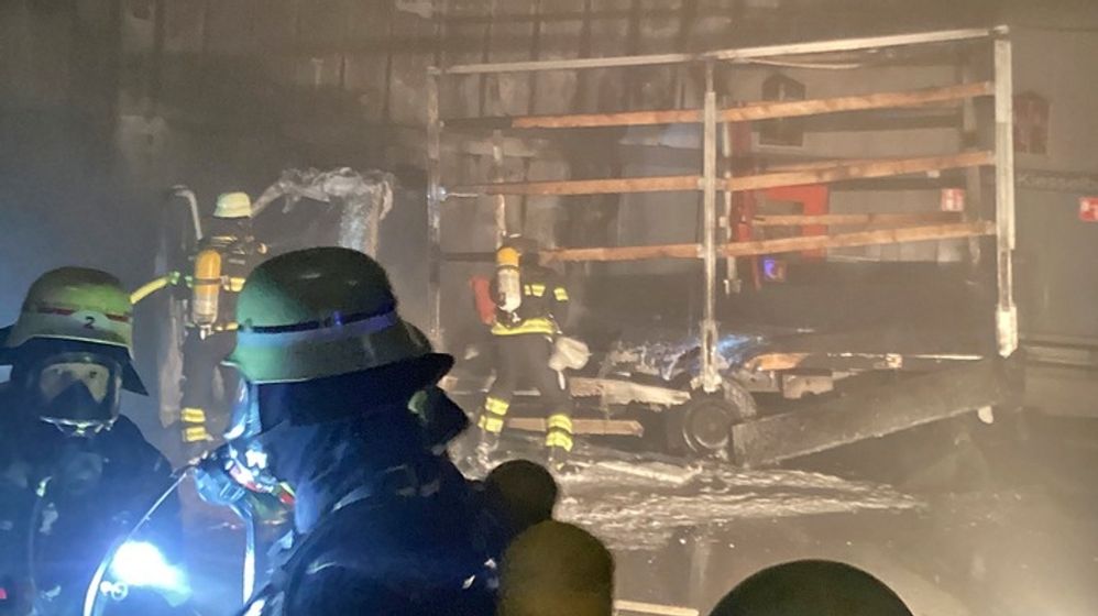 Feuerwehr-Löscharbeiten im Luise-Kiesselbach-Tunnel in München. | Bild:Berufsfeuerwehr München
