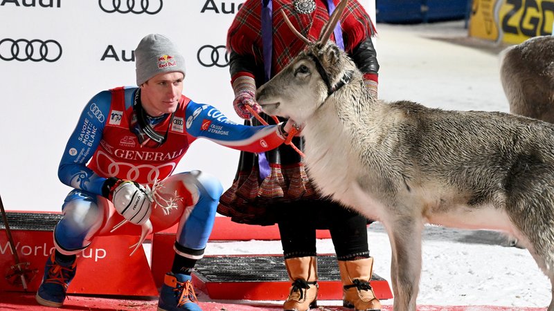 Clement Noel mit einem Rentier bei der Siegerehrung in Levi | Bild: picture-alliance/dpa Clement Noel mit einem Rentier bei der Siegerehrung in Levi