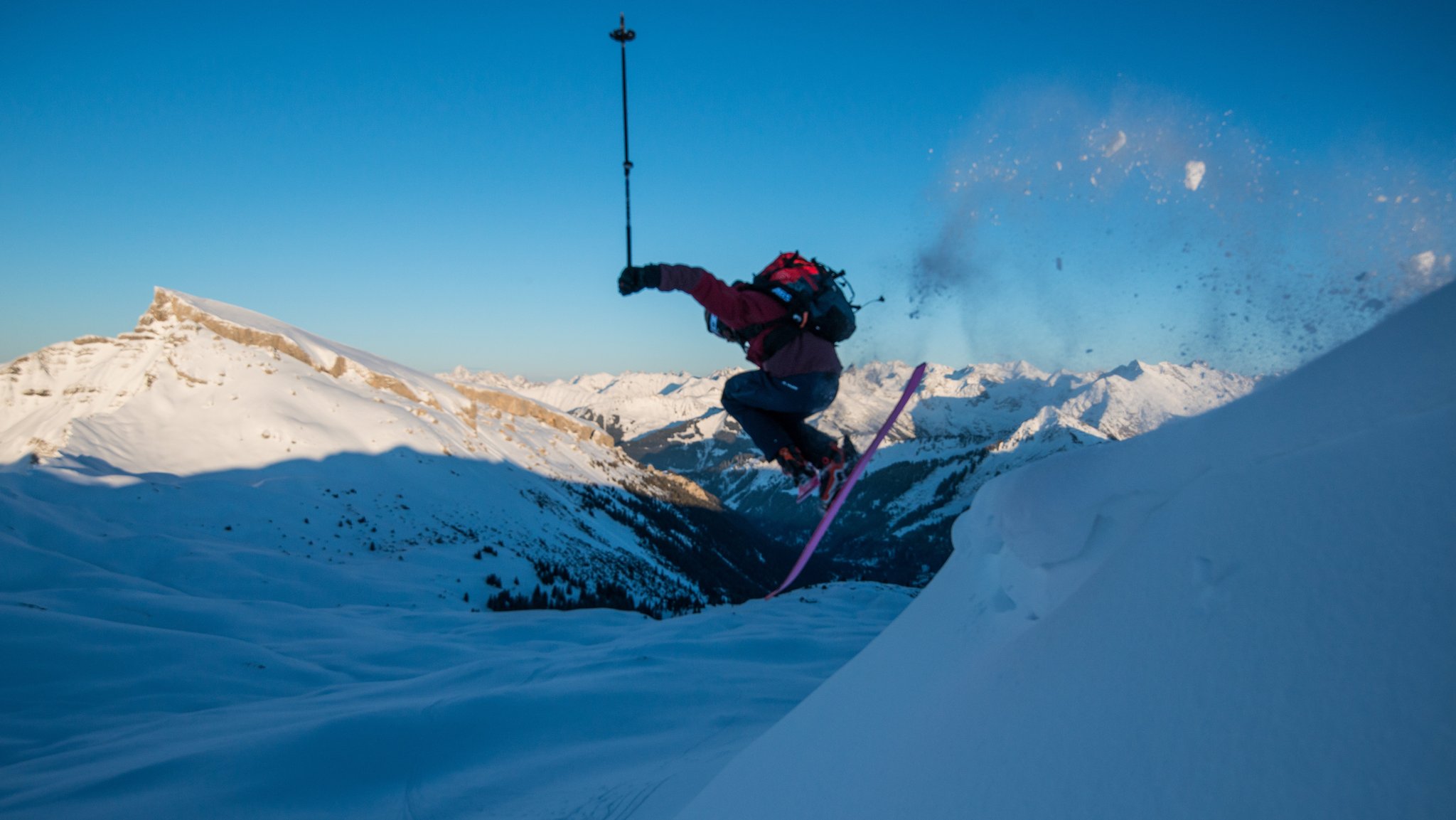 Ein Skifahrer mit Lawinenairbag.