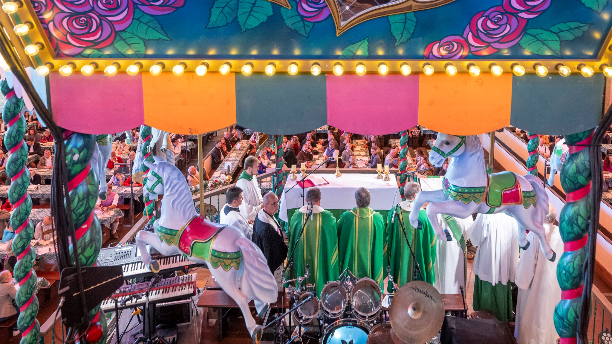 Im Marstall-Festzelt findet in den Morgenstunden der traditionelle Oktoberfest- und Gedenkgottesdienst statt.