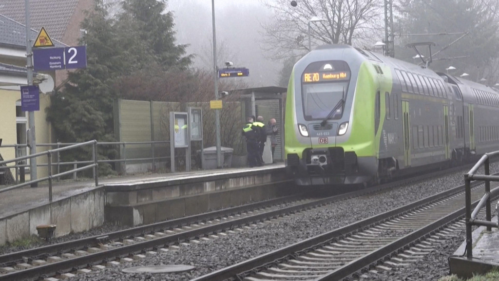 Bundesweit herrscht Entsetzen über die Messerattacke in einem Regionalzug bei Kiel mit zwei Toten. | Bild: BR Bundesweit herrscht Entsetzen über die Messerattacke in einem Regionalzug bei Kiel mit zwei Toten.