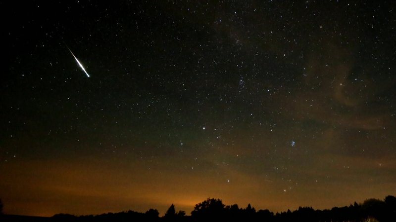 Hunderte von Sternschnuppen am Nachthimmel