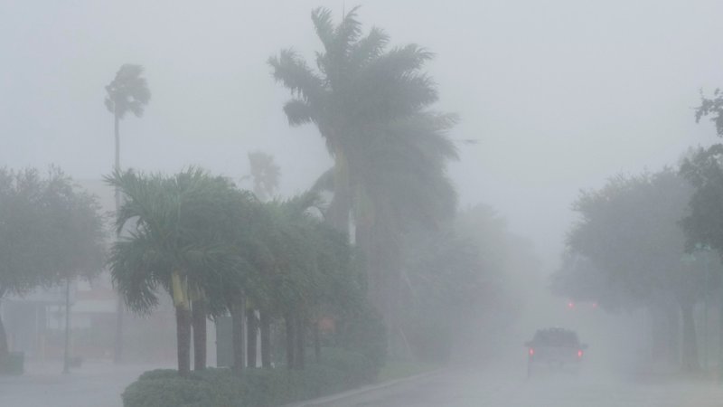 Ein Fahrzeug des Sheriffs von Lee County patrouilliert durch die Straßen von Cape Coral, Florida, während starker Regen vor dem Hurrikan Milton fällt. | Bild: dpa-Bildfunk/Marta Lavandier Ein Fahrzeug des Sheriffs von Lee County patrouilliert durch die Straßen von Cape Coral, Florida, während starker Regen vor dem Hurrikan Milton fällt.