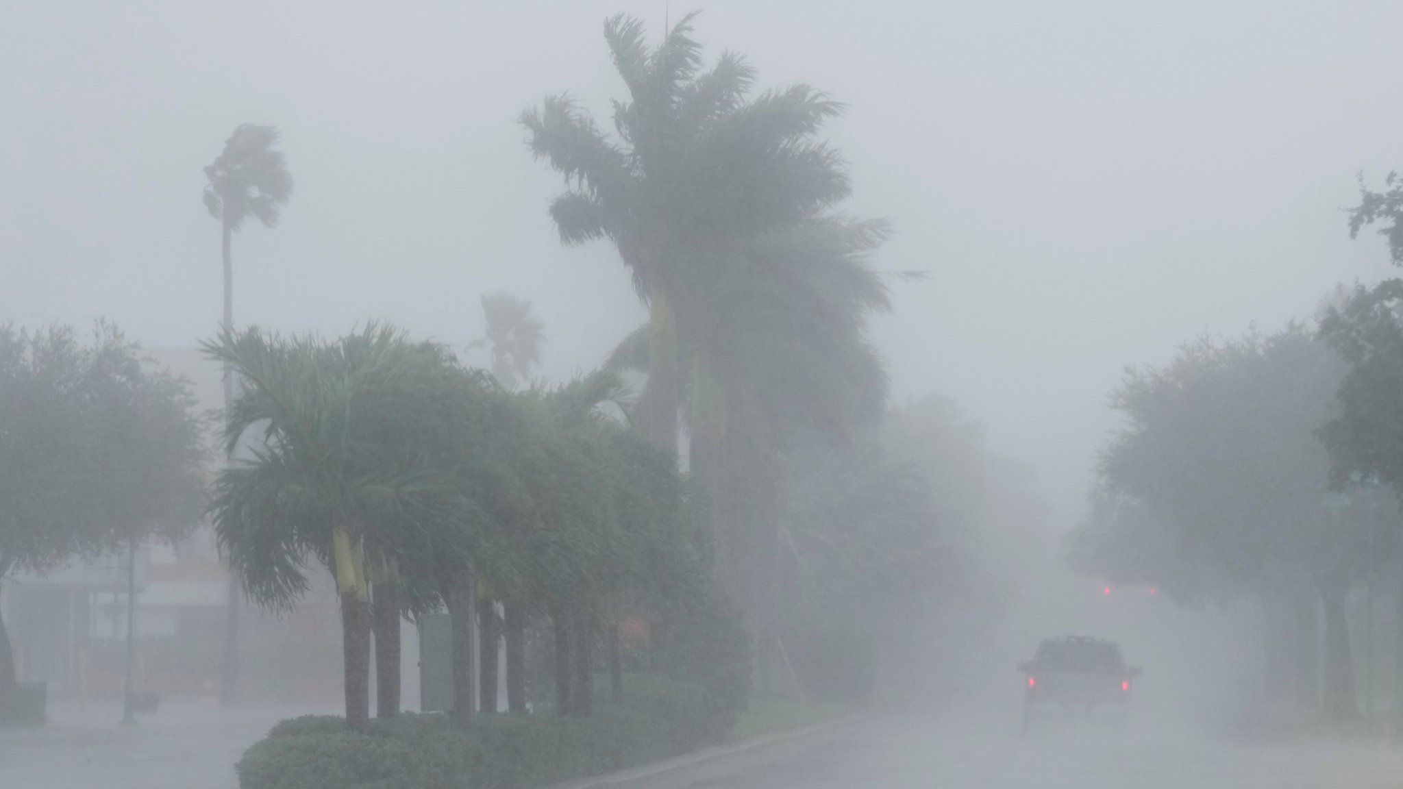 Ein Fahrzeug des Sheriffs von Lee County patrouilliert durch die Straßen von Cape Coral, Florida, während starker Regen vor dem Hurrikan Milton fällt.