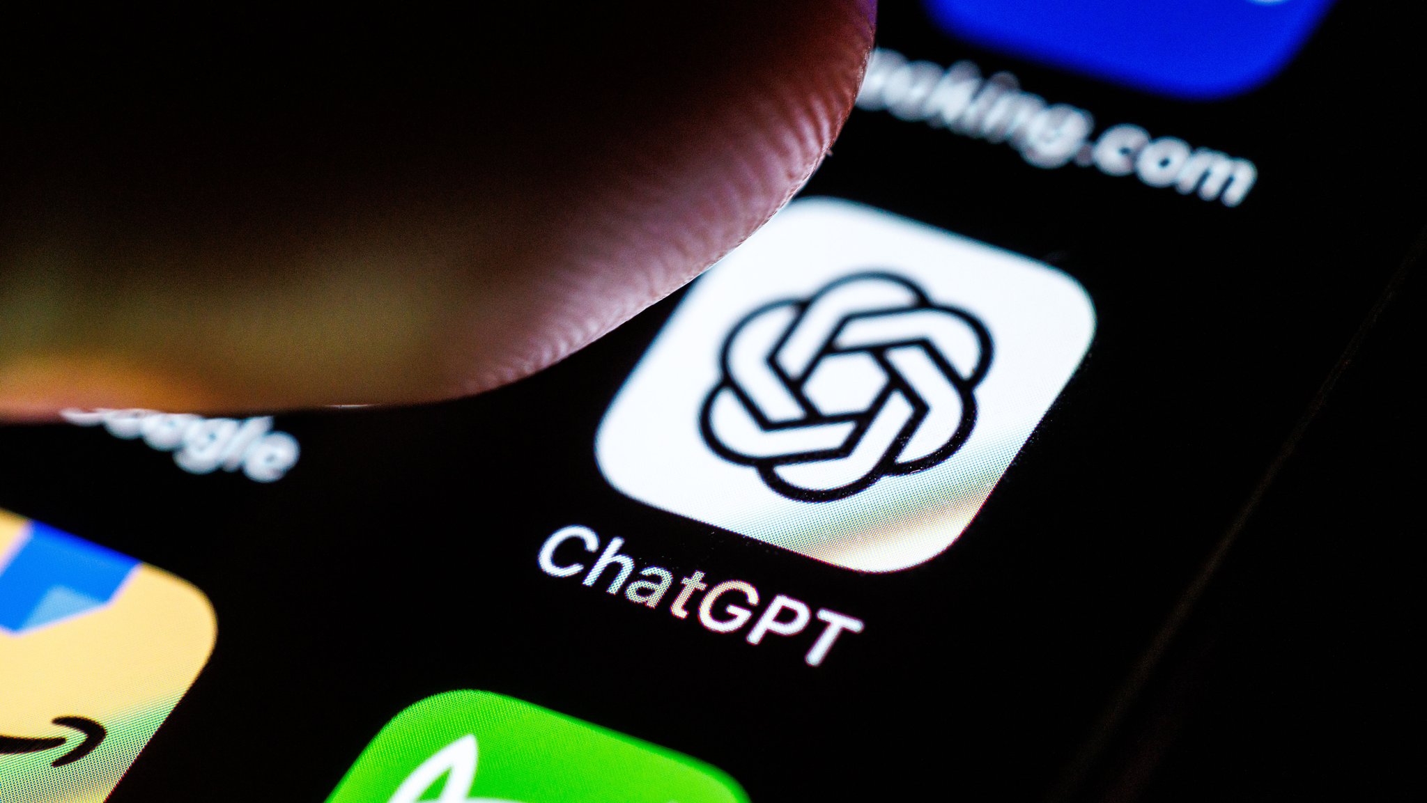 Finger wählt ChatGPT auf dem Display eines Smartphones an