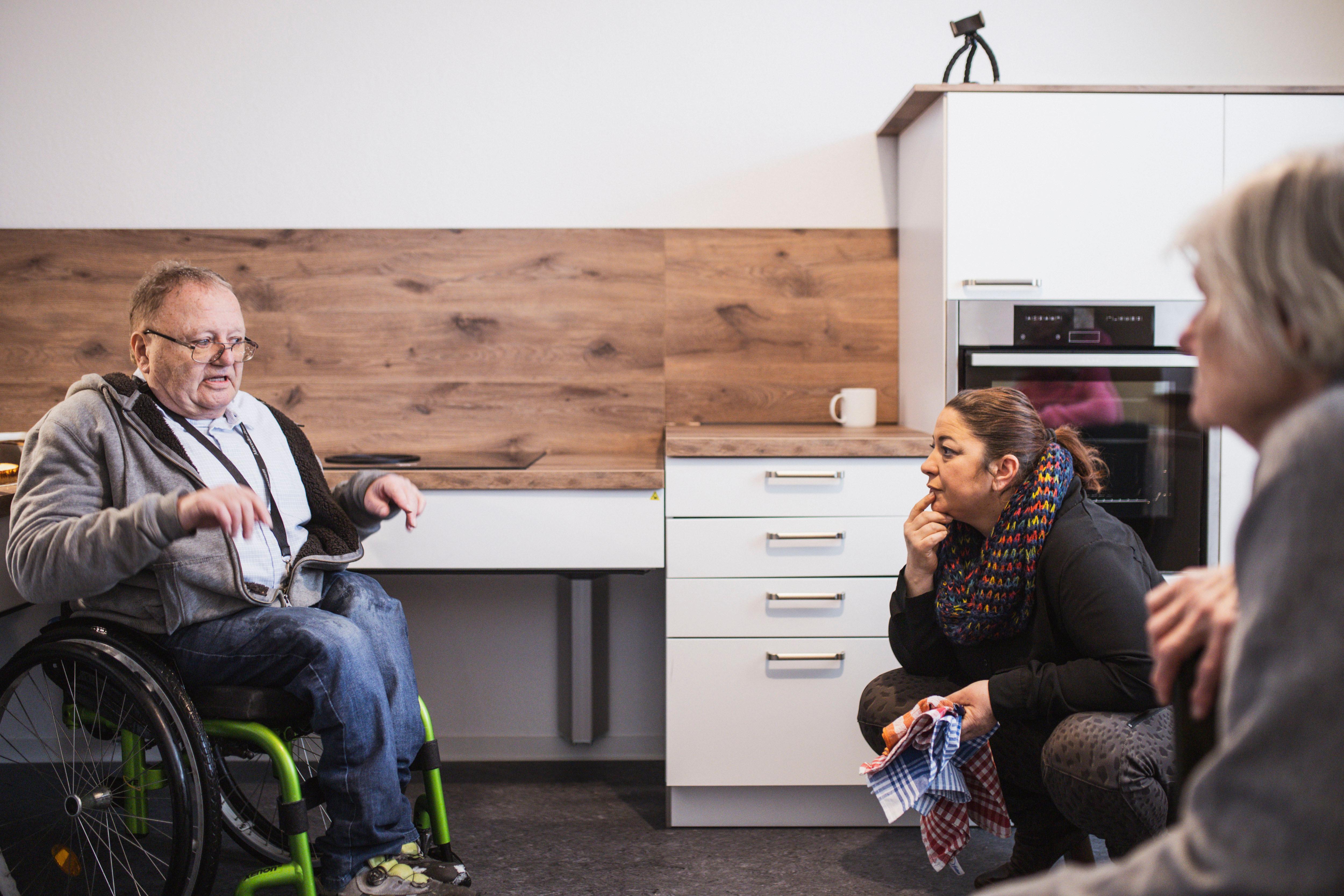 In der barrierefreien Musterwohnung der Leitstelle Pflege Hofer Land zeigt Wohnberaterin Tina Bauer die höhenverstellbare Küchenarbeitsplatte.