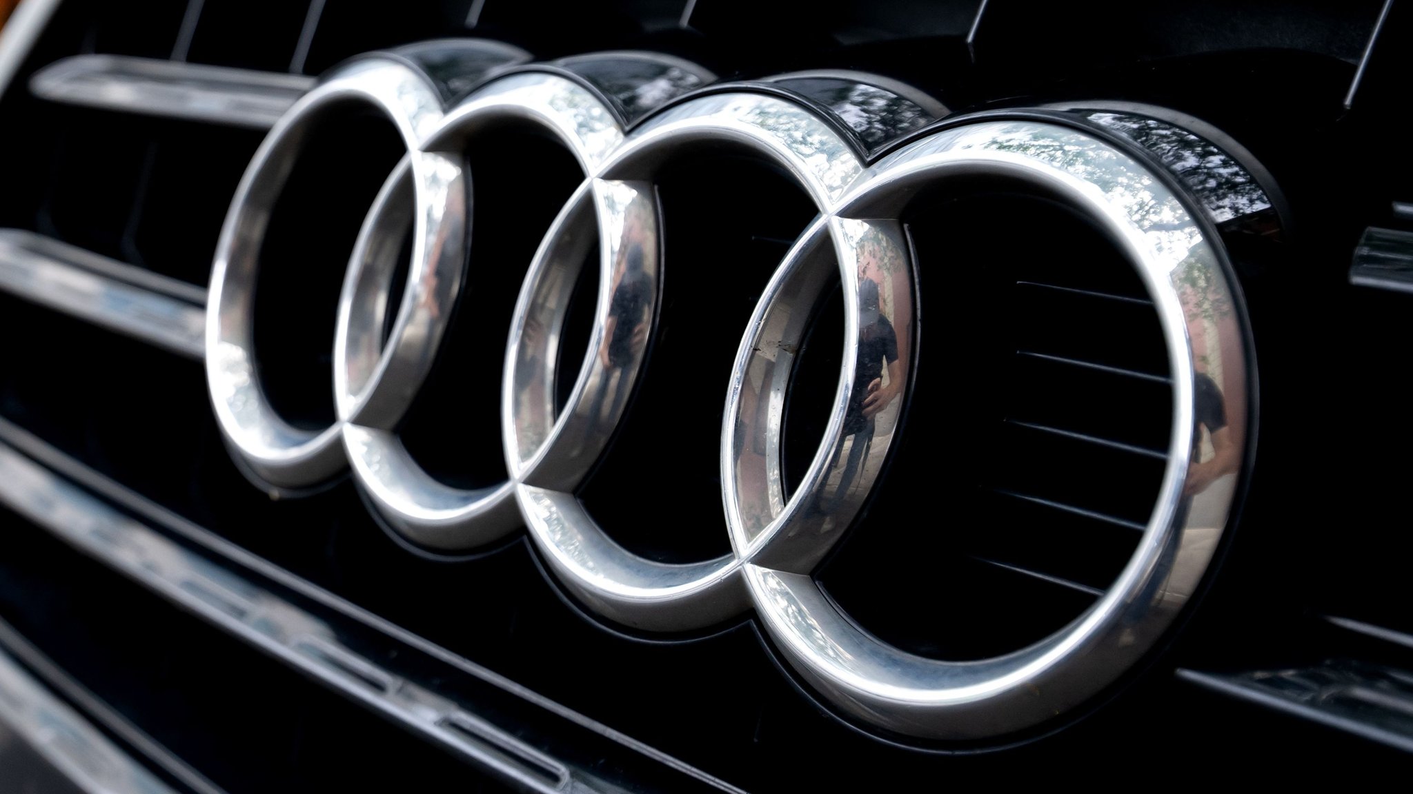 (Symbolbild) Nahaufnahme eines Audi-Logos.