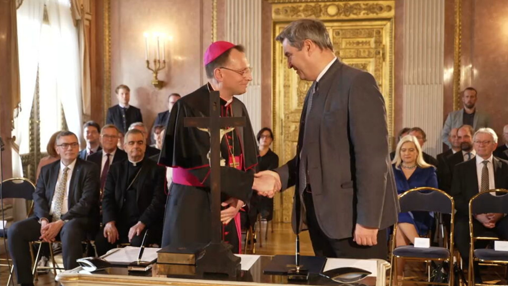 Ministerpräsident Söder und der neue Bischof von Bamberg Herwig Gössl. Der Freistaat hätte das Recht, gegen einen von Rom ernannten Hirten Bedenken anzumelden.