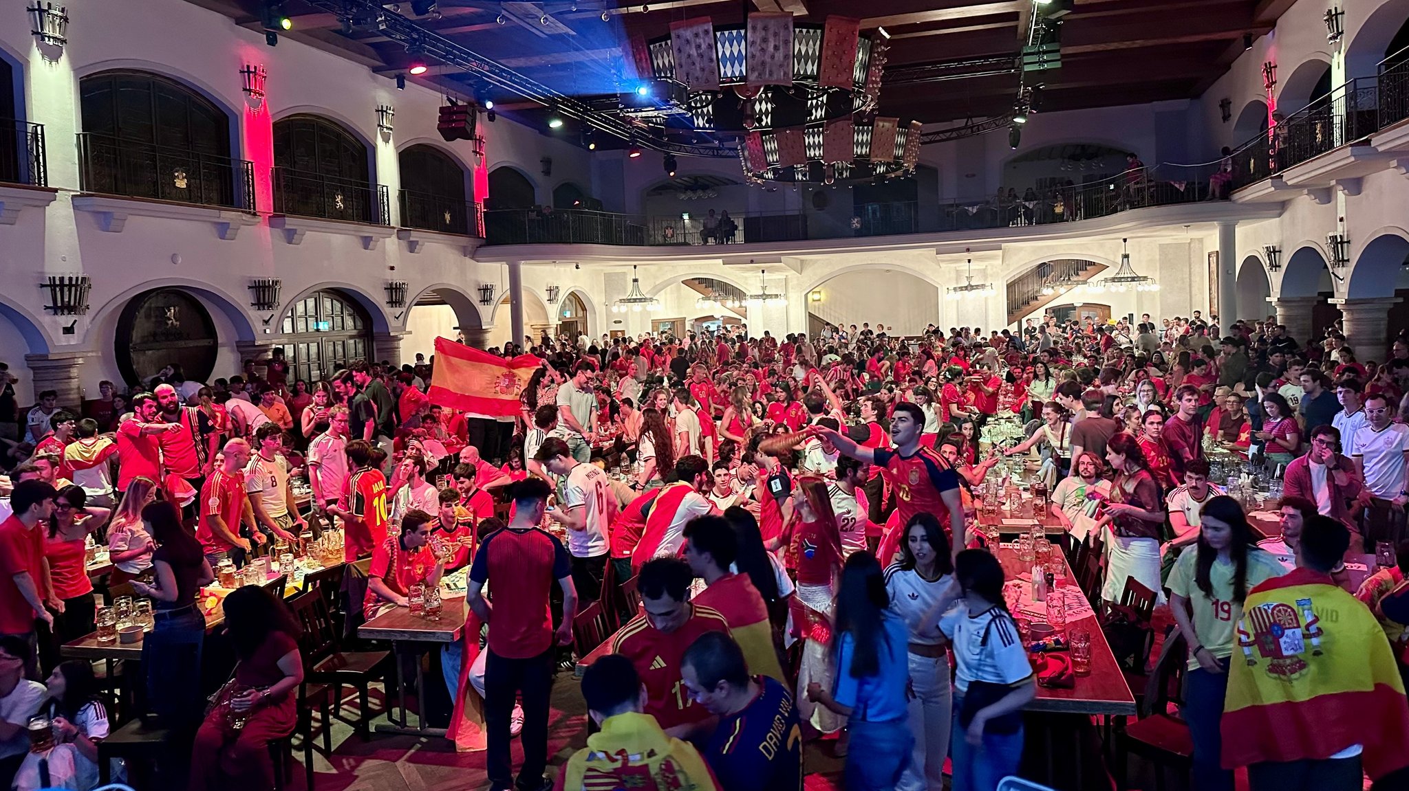 Spanien-Fans im Löwenbräukeller. | Bild: Marlene Thiele/BR Spanien-Fans im Löwenbräukeller.