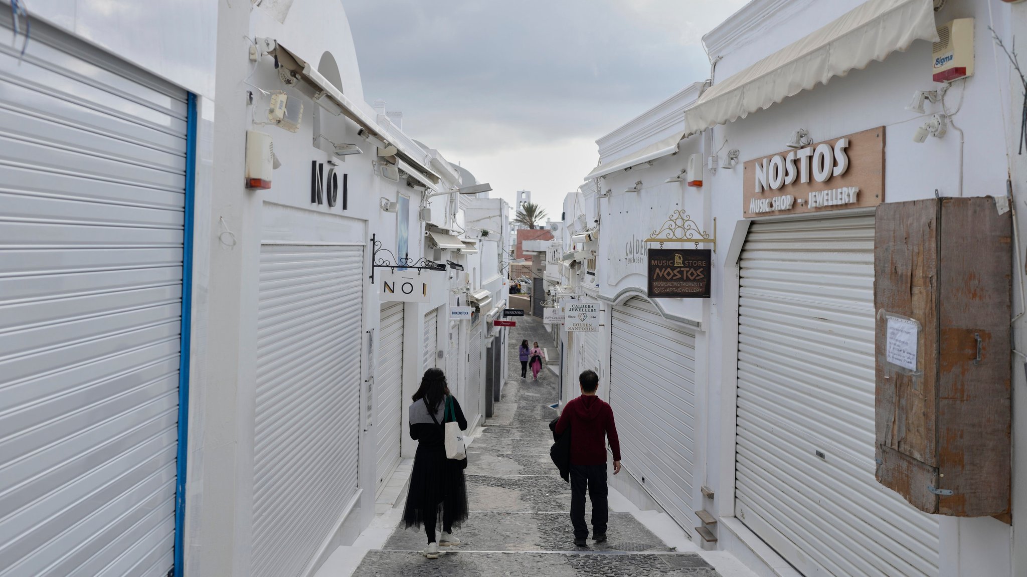 Santorin: Touristen gehen an geschlossenen Geschäften in der Stadt Fira vorbei. Die Behörden ergreifen Notfallmaßnahmen.