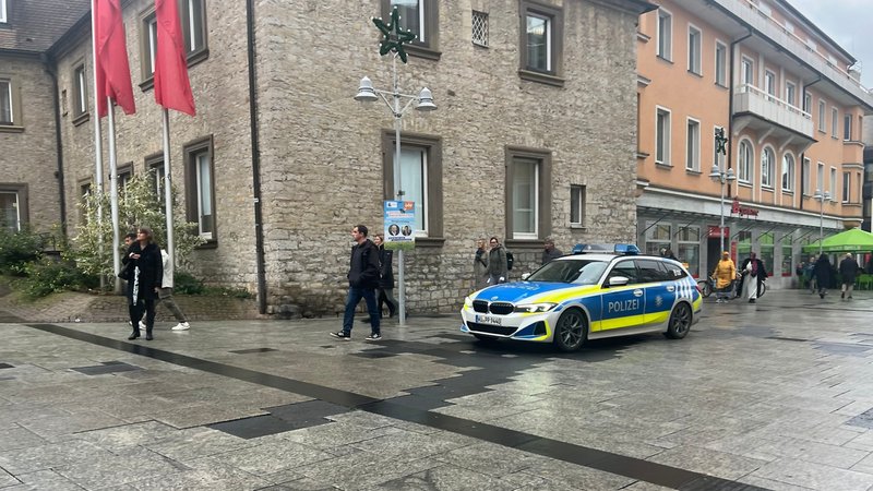 Ein Polizeiauto vor der Bank-Filiale am Schweinfurter Roßmarkt | Bild: News5/Pascal Höfig Ein Polizeiauto vor der Bank-Filiale am Schweinfurter Roßmarkt