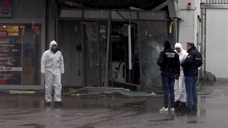 Polizisten sichern den Tatort ab, an dem Unbekannte einen Geldautomaten gesprengt haben. | Bild: BR Polizisten sichern den Tatort ab, an dem Unbekannte einen Geldautomaten gesprengt haben.
