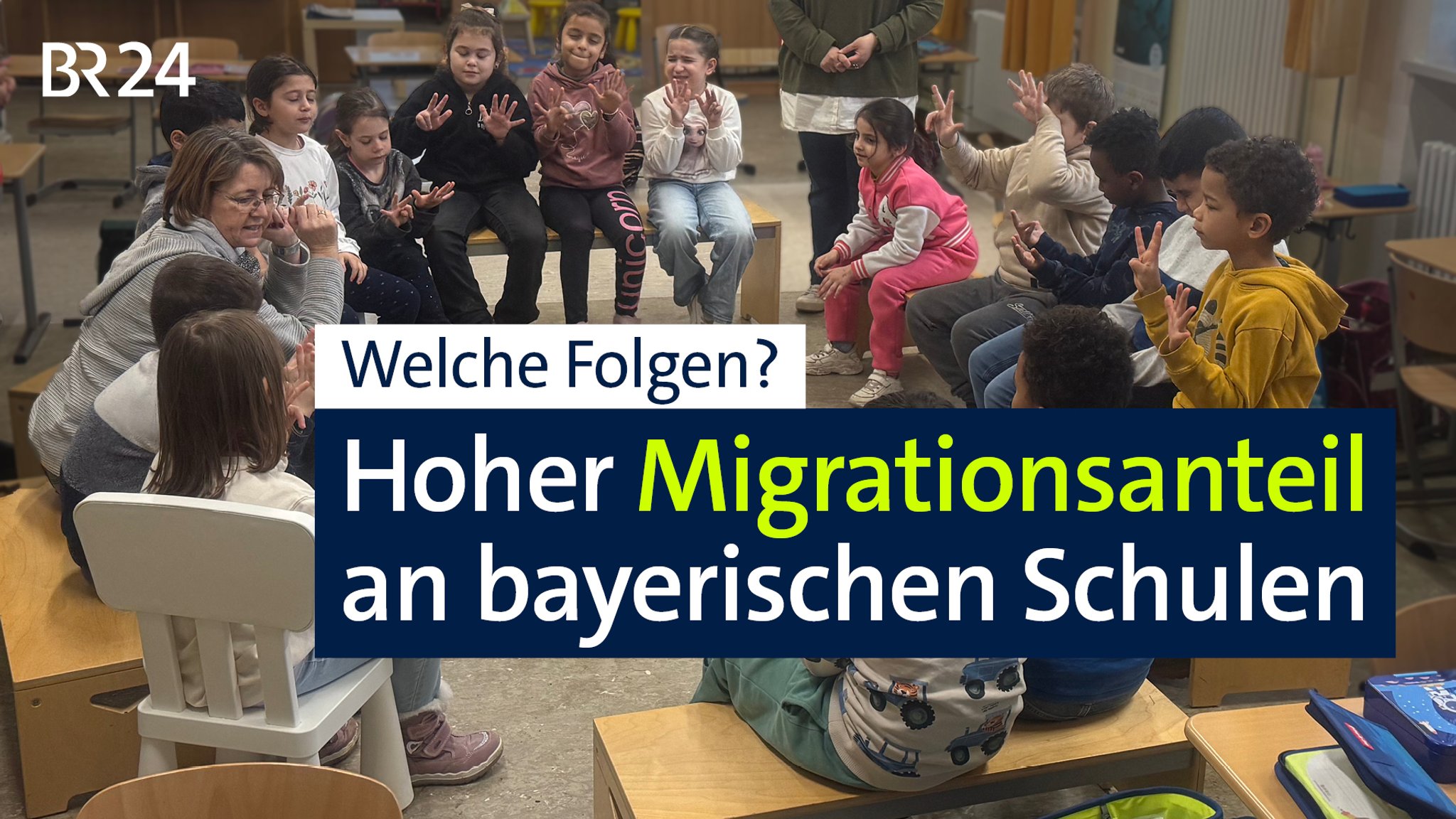 Klassenleiterin Tanja Kärpf übt mit ihren Schülerinnen und Schülern der Klasse 1c die Wochentage, die sie mit ihren Fingern abzählen. 