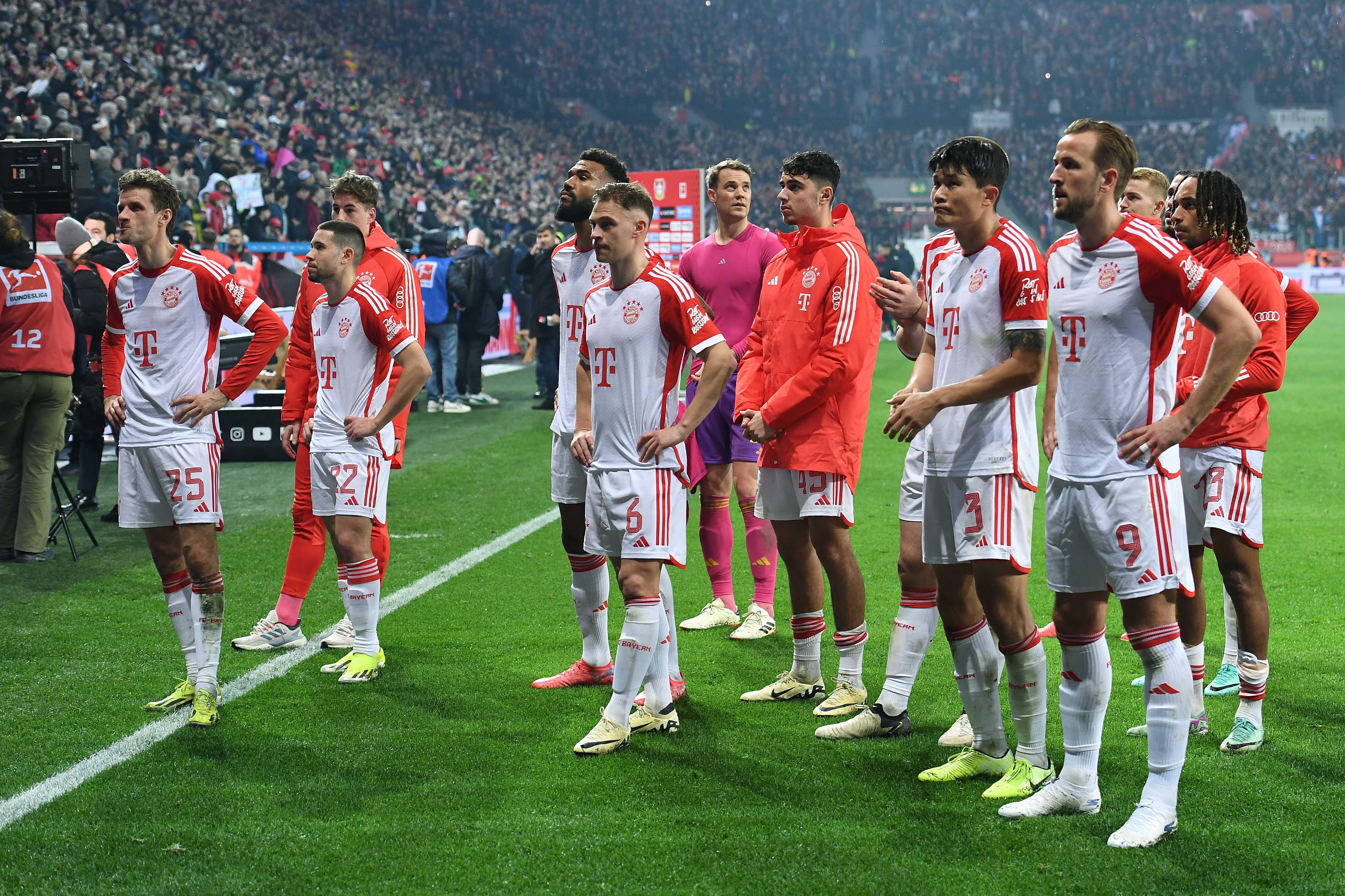 FC-Bayern-Spieler enttäuscht nach dem 0:3 bei Bayer Leverkusen