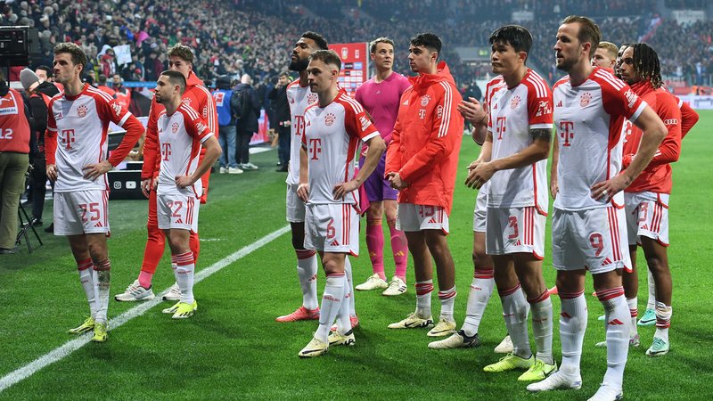 FC-Bayern-Spieler enttäuscht nach dem 0:3 bei Bayer Leverkusen