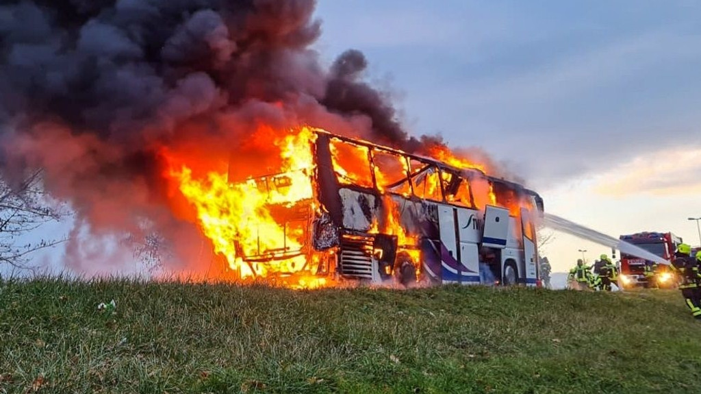 Ein Bus der Bamberger Symphoniker ist auf der A70 bei Schweinfurt komplett ausgebrannt.