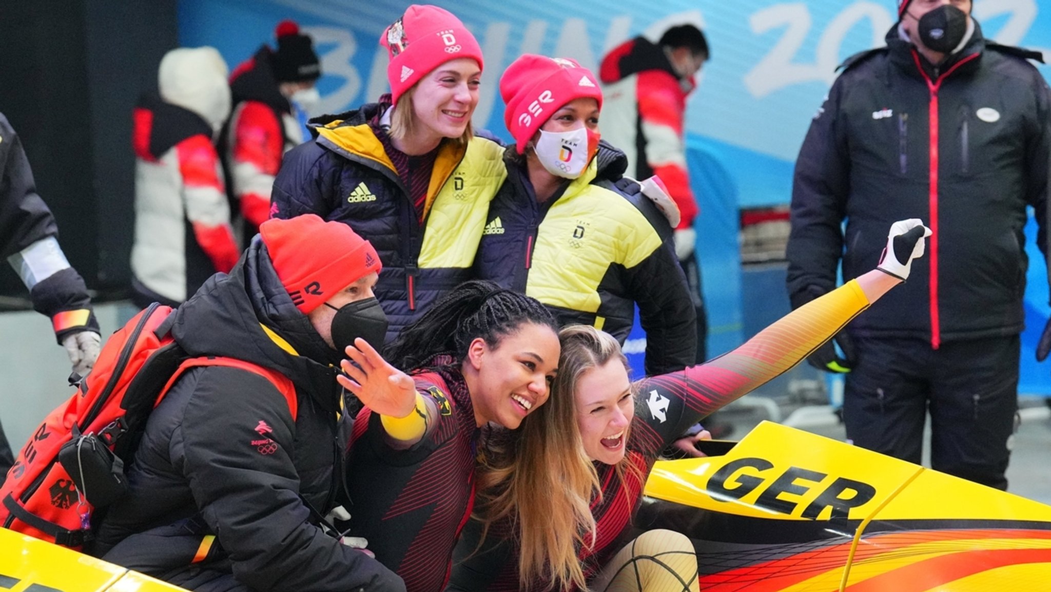 Laura Nolte (kniend rechts) und Deborah Levi, Mariama Jamanka (stehend rechts) und Alexandra Burghardt