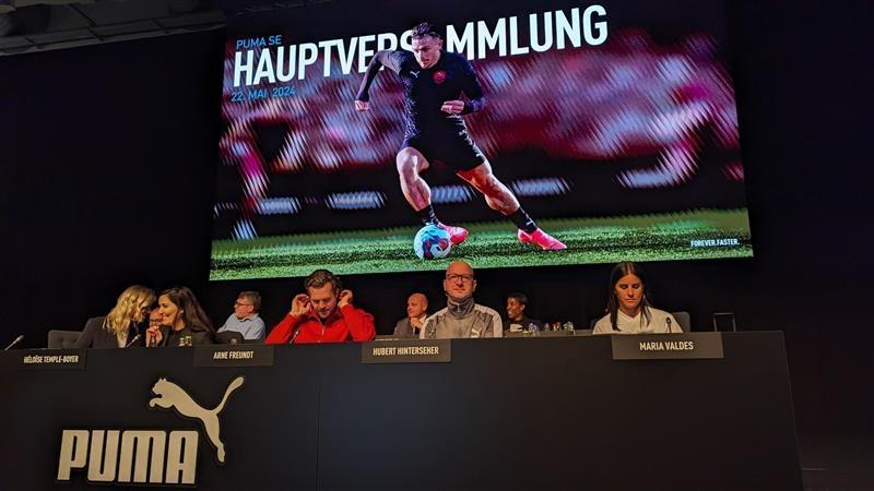 Die Puma-Funktionäre sitzen bei der Jahreshauptversammlung vor den Aktionären. 