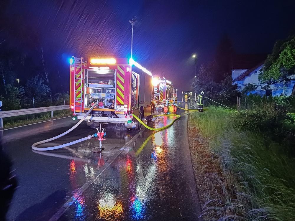 Die Feuerwehr hatte im Raum Passau viel zu tun. Keller waren vollgelaufen, Straßen überflutet, Bäume umgestürzt.