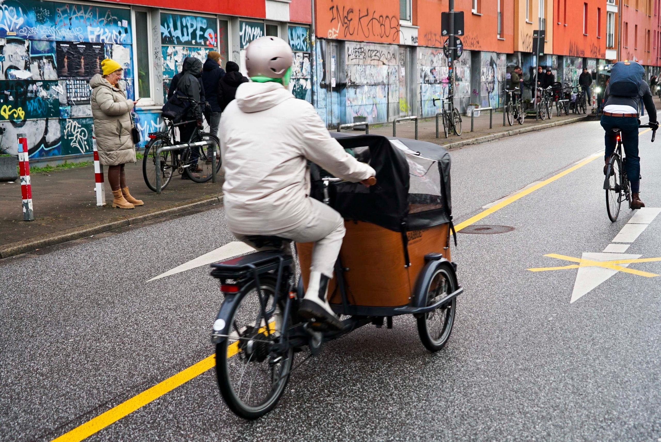 Frau auf einem Lastenfahrrad.