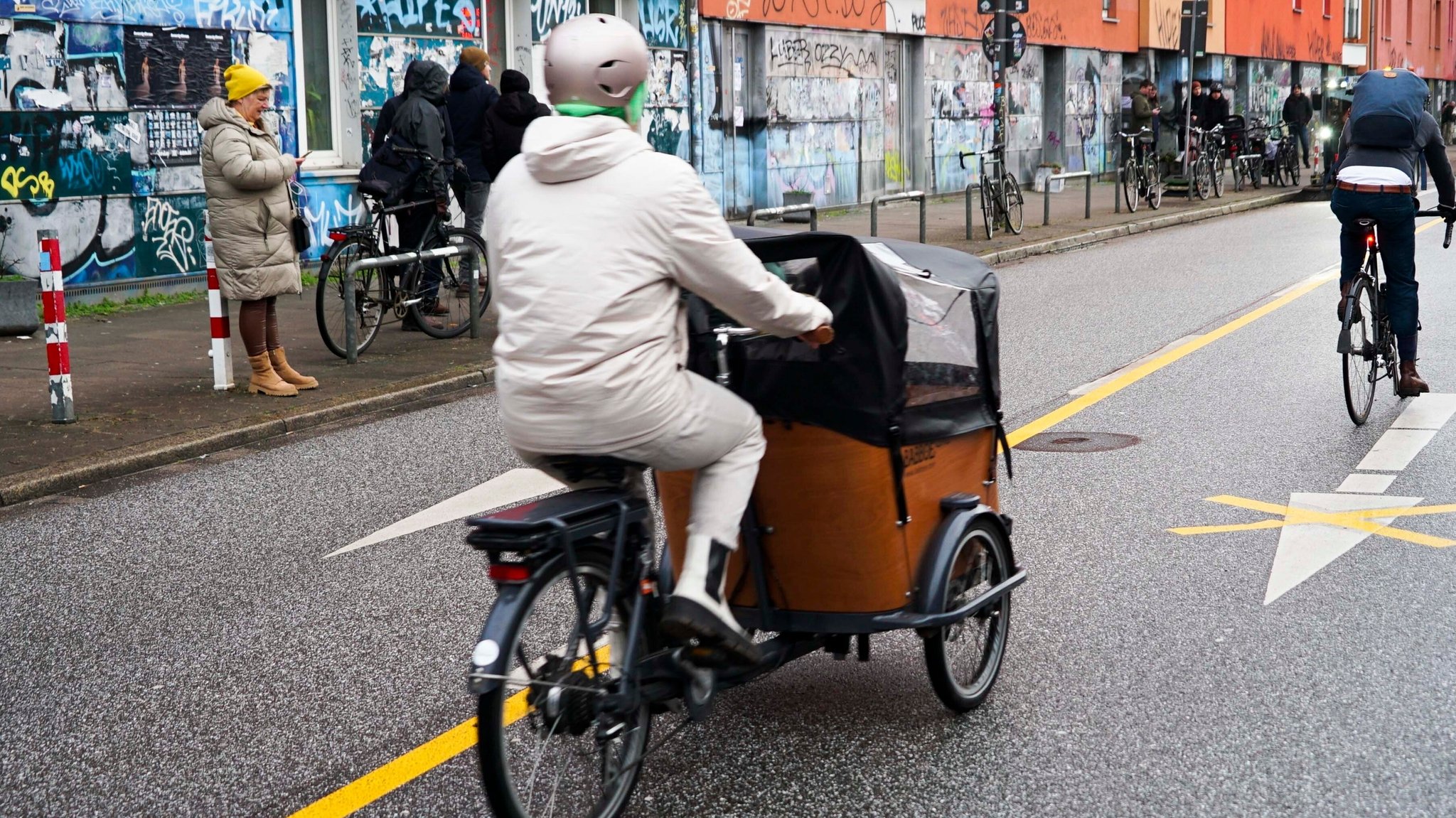 Frau auf einem Lastenfahrrad.