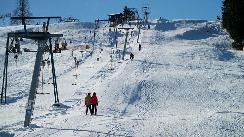 Die Schwärzenlifte in Eschach sind heuer schon im November in die Wintersaison gestartet. | Bild: BR / Michael Frick Die Schwärzenlifte in Eschach sind heuer schon im November in die Wintersaison gestartet.