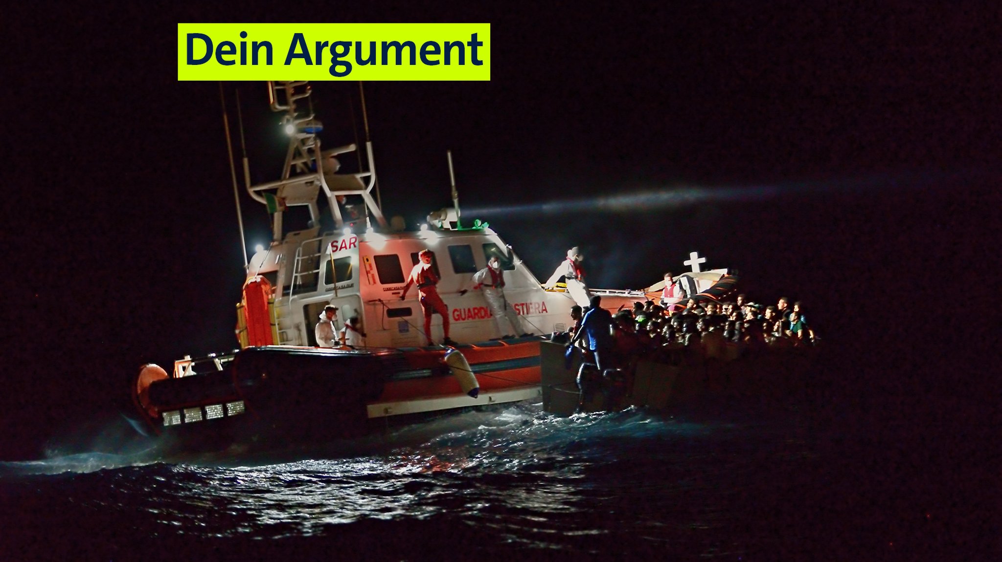 Migranten im Zentralen Mittelmeer. Die Italienische Küstenwache rettet in einem nächtlichen Einsatz Menschen von einem Holzboot. | Bild: picture alliance / Daniel Kubirski | Daniel Kubirski Migranten im Zentralen Mittelmeer. Die Italienische Küstenwache rettet in einem nächtlichen Einsatz Menschen von einem Holzboot.