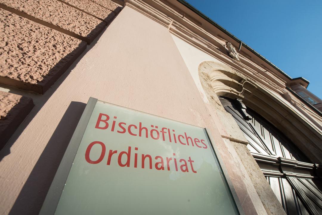 Missbrauchsvorwürfe: Bistum Eichstätt Suspendiert Geistlichen | BR24