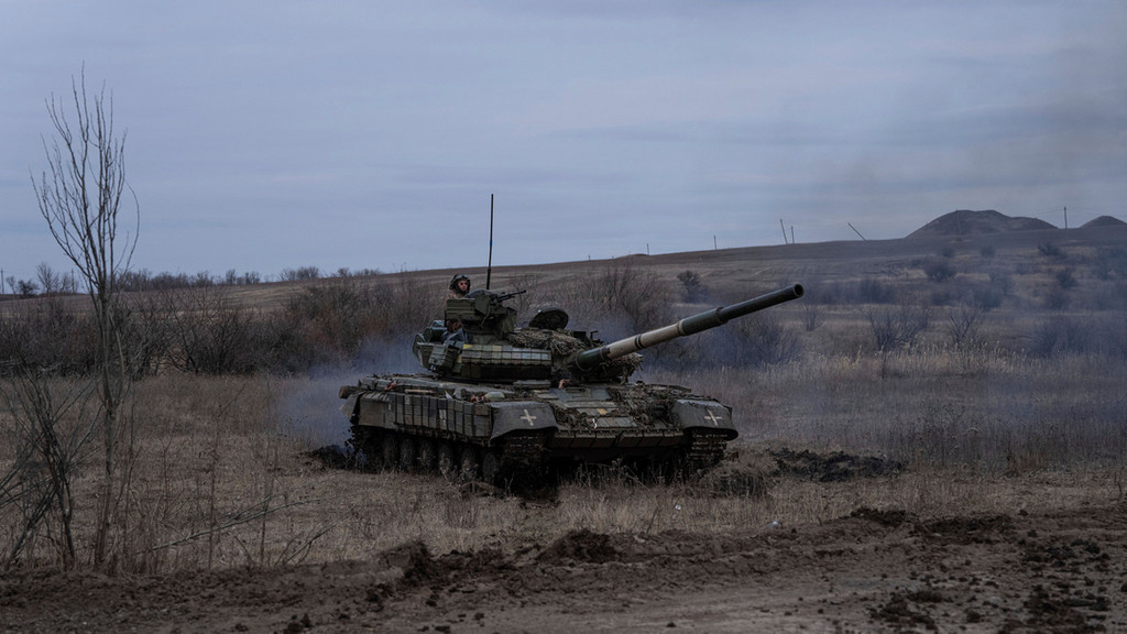 Ein ukrainischer Panzer fährt in der Nähe von Bachmut in Richtung Frontlinie.