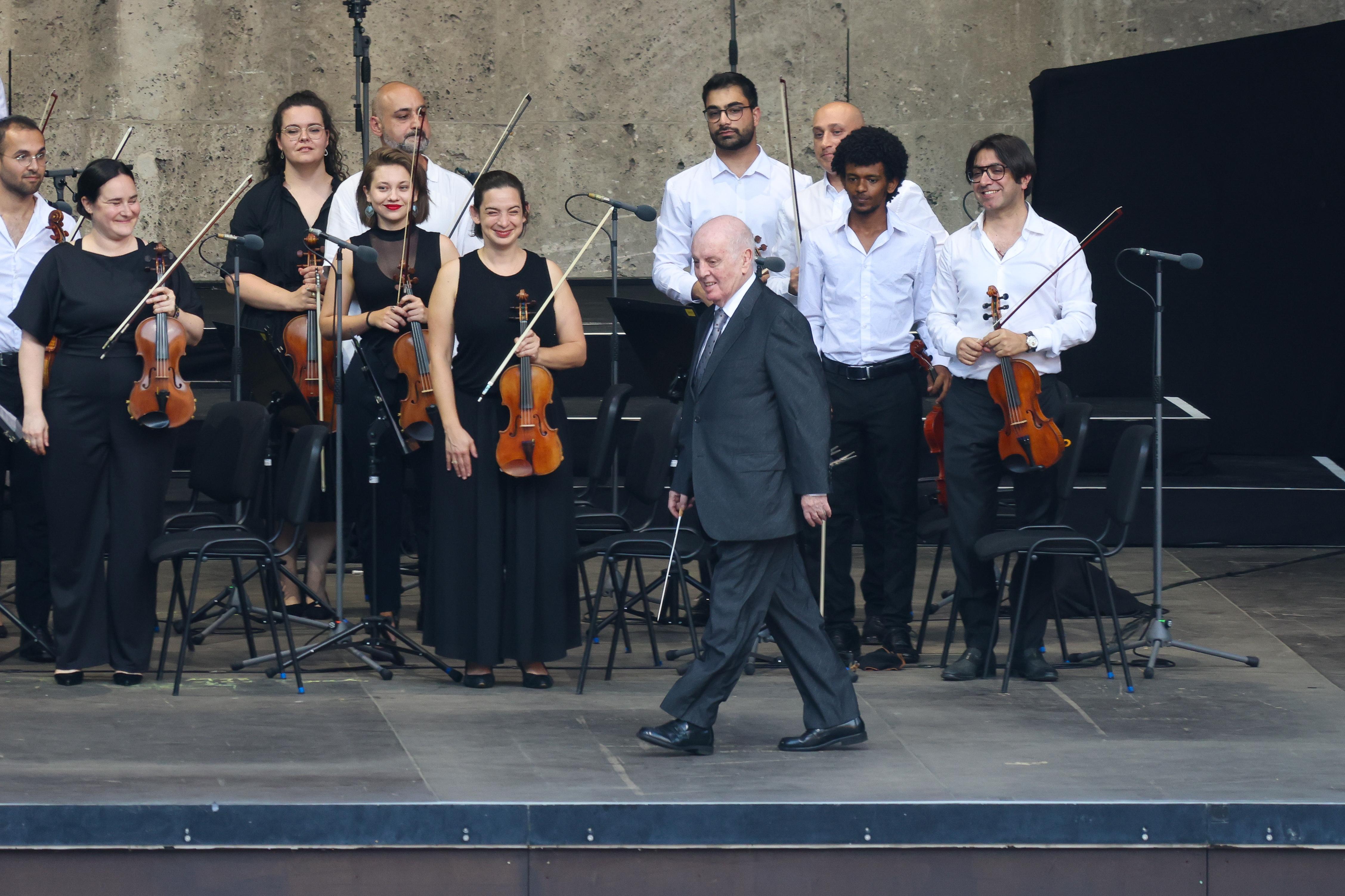 Daniel Barenboim kommt auf die Bühne beim Abschluss der Sommertournee mit dem West-Eastern Divan Orchestra in der Berliner Waldbühne (Archivbild)