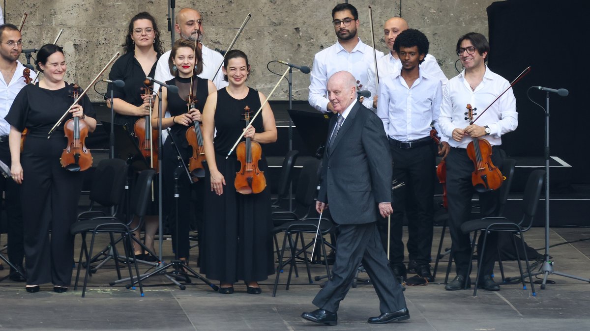 Daniel Barenboim kommt auf die Bühne beim Abschluss der Sommertournee mit dem West-Eastern Divan Orchestra in der Berliner Waldbühne (Archivbild)
