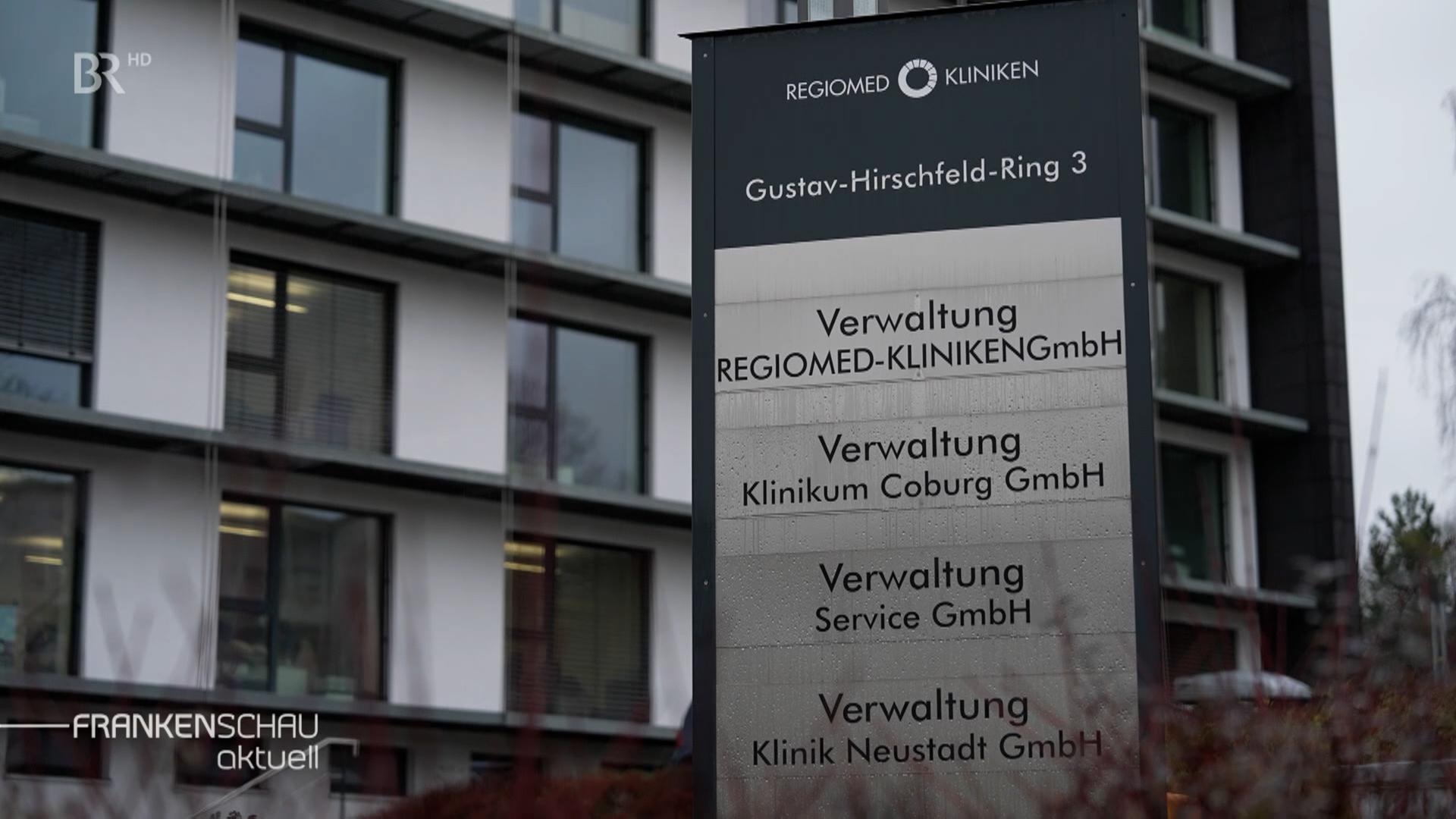 Schild mit der Aufschrift "Verwaltung Regiomed-Kliniken" vor einem Gebäude.