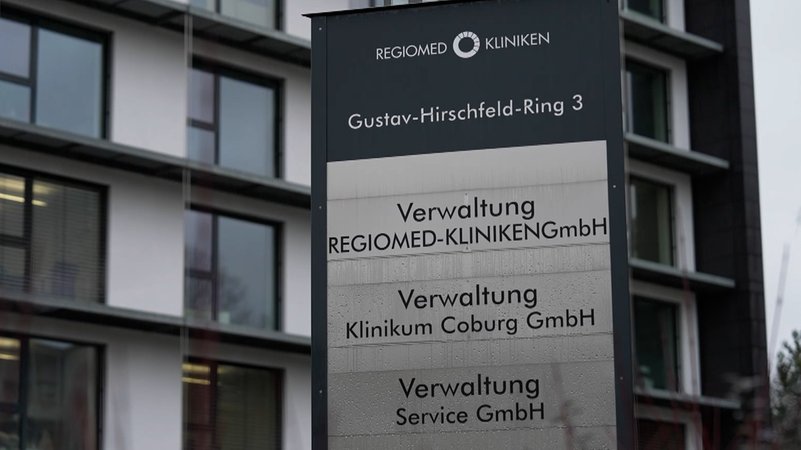 Schild mit der Aufschrift "Verwaltung Regiomed-Kliniken" vor einem Gebäude.