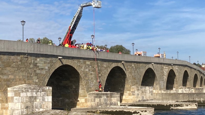 Ein Bild von dem Rettungseinatz auf der Steinernen Brücke: Ein 20-Jähriger wurde bei dem Sturz in die Tiefe schwer verletzt.