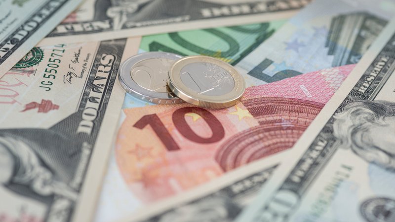 Dollarscheine sowie Euroscheine und Münzen | Bild: BR Bild / Karl Holzhauser Dollarscheine sowie Euroscheine und Münzen