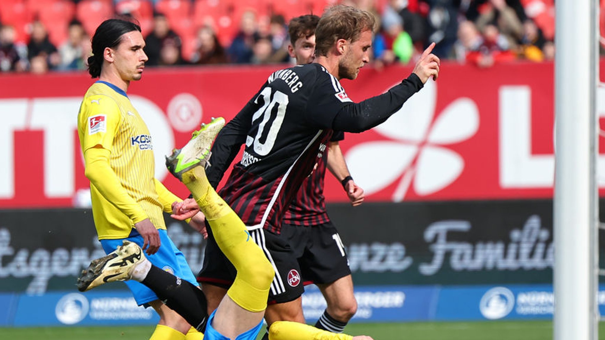 02.03.2024, Bayern, Nürnberg: Fußball: 2. Bundesliga, 1. FC Nürnberg - Eintracht Braunschweig, 24. Spieltag im Max-Morlock-Stadion. Der Nürnberger Sebastian Andersson (M) jubelt über seinen Treffer zum 1:0. Foto: Daniel Karmann/dpa - WICHTIGER HINWEIS: Gemäß den Vorgaben der DFL Deutsche Fußball Liga bzw. des DFB Deutscher Fußball-Bund ist es untersagt, in dem Stadion und/oder vom Spiel angefertigte Fotoaufnahmen in Form von Sequenzbildern und/oder videoähnlichen Fotostrecken zu verwerten bzw. verwerten zu lassen. +++ dpa-Bildfunk +++