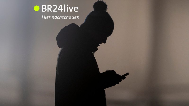 Symbolbild: Frau schaut auf Handy. | Bild: Bildrechte: dpa-Bildfunk/Sebastian Kahnert Symbolbild: Frau schaut auf Handy.