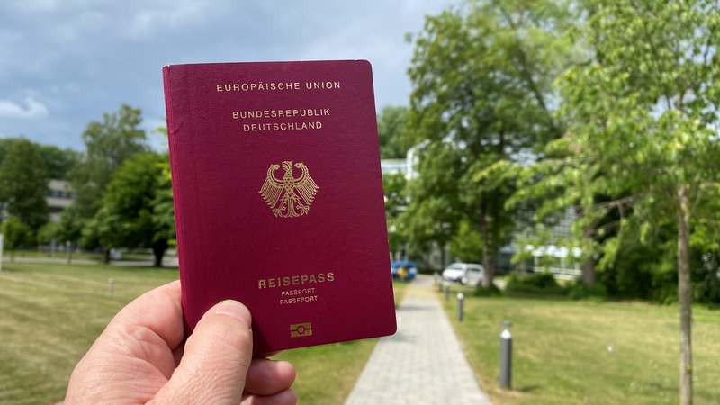 "Passdeutsche": Warum der AfD-Kampfbegriff rassistisch ist | Bild: Jürgen P. Lang (BR) "Passdeutsche": Warum der AfD-Kampfbegriff rassistisch ist