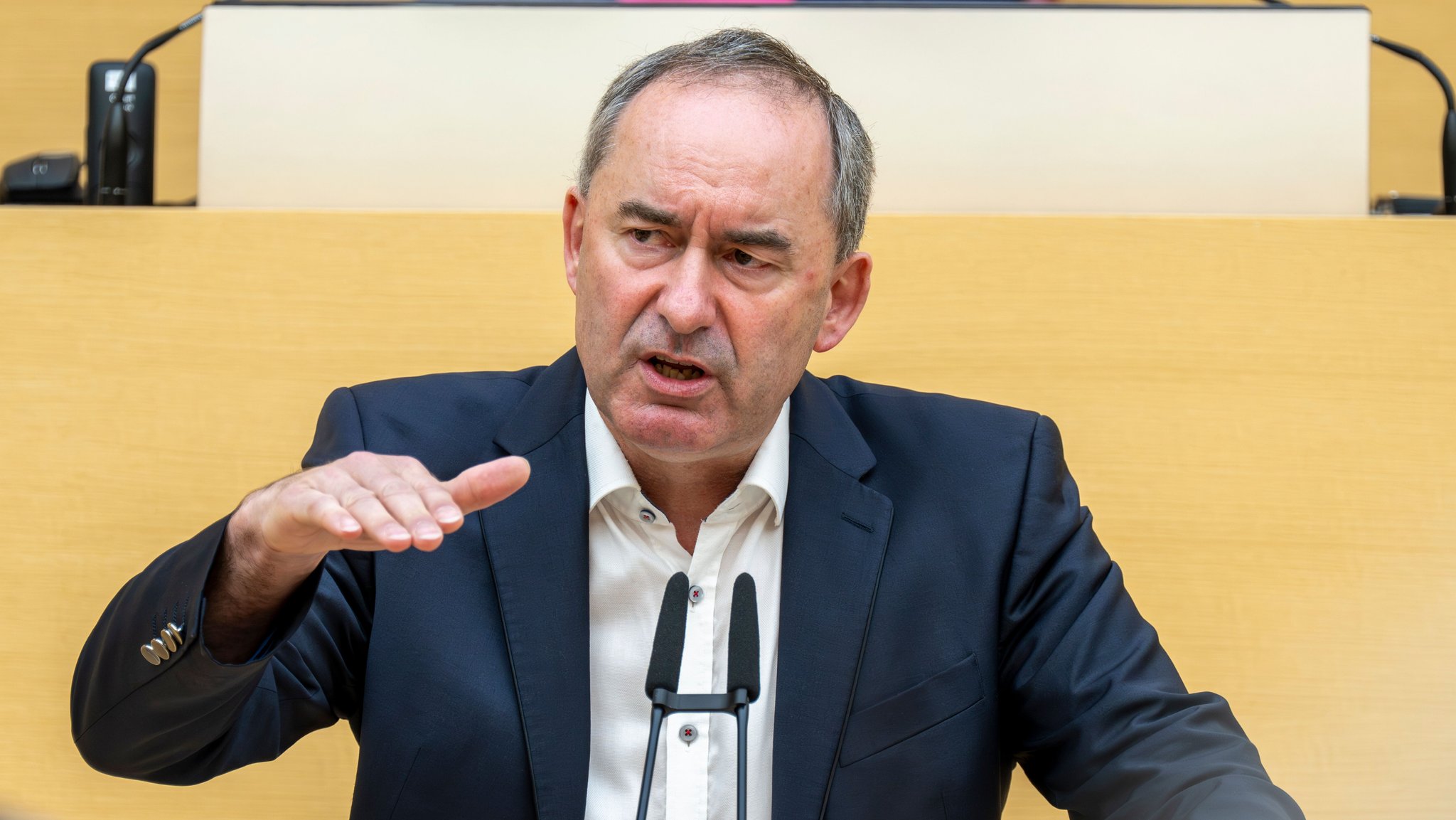 Hubert Aiwanger, (Freie Wähler) bayerischer Wirtschaftsminister, hält im Plenarsaal des bayerischen Landtags seine Regierungserklärung.