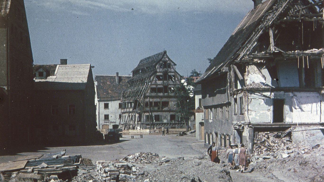 Zerstörtes Stadtquartier mit Siebendächerhaus.