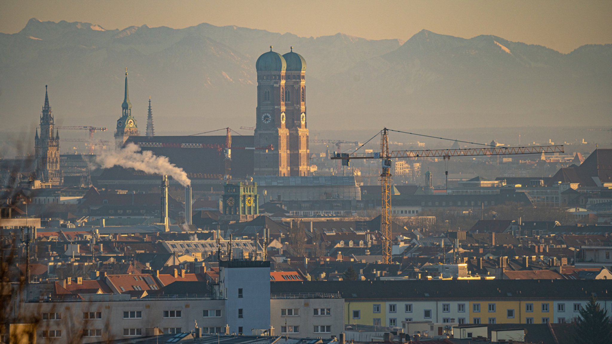 Die Landeshauptstadt, im Hintergrund die Alpen