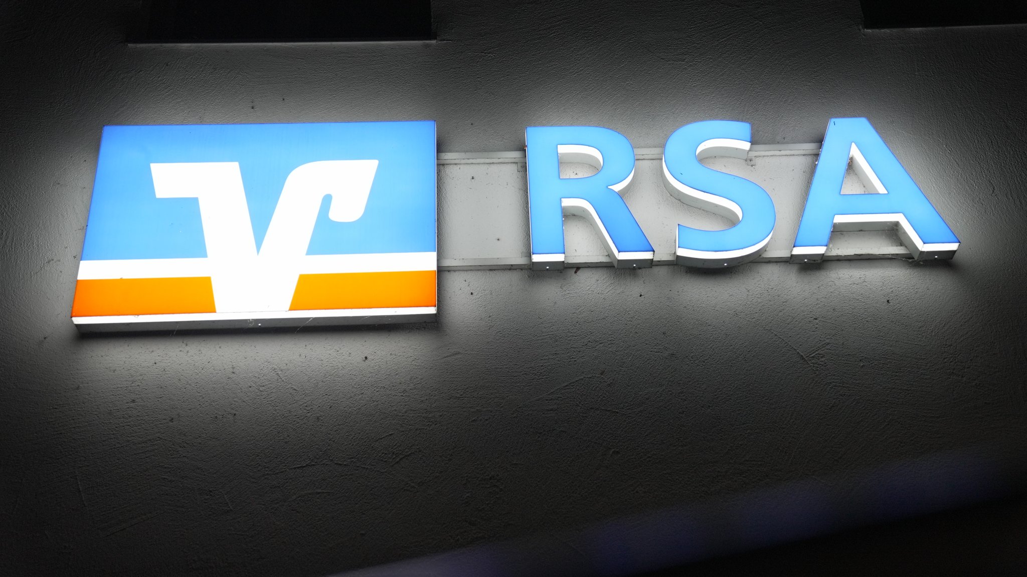 Die RSA Bankfiliale in Rechtmehring in Oberbayern bei Nacht.