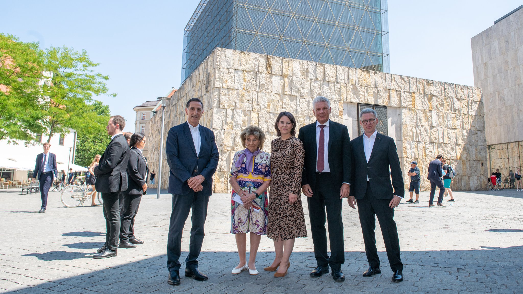 Das Präsidium der IKG mit den Vizepräsidenten Yehoshua Chmiel (l) und Peter Gruttmann (r), Präsidentin Charlotte Knobloch (2.v.l), OB Dieter Reiter und Annalena Baerbock. 