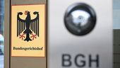 Vor dem Bundesgerichtshof (BGH) in Karlsruhe ist ein Schild mit dem Bundesadler und dem Schriftzug "Bundesgerichtshof" angebracht. | Bild:dpa-Bildfunk/Uli Deck