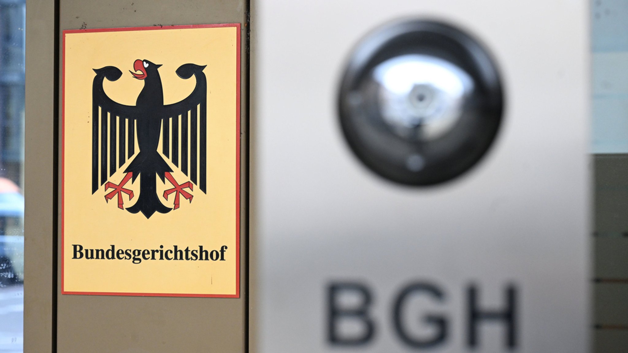 Vor dem Bundesgerichtshof (BGH) in Karlsruhe ist ein Schild mit dem Bundesadler und dem Schriftzug "Bundesgerichtshof" angebracht.