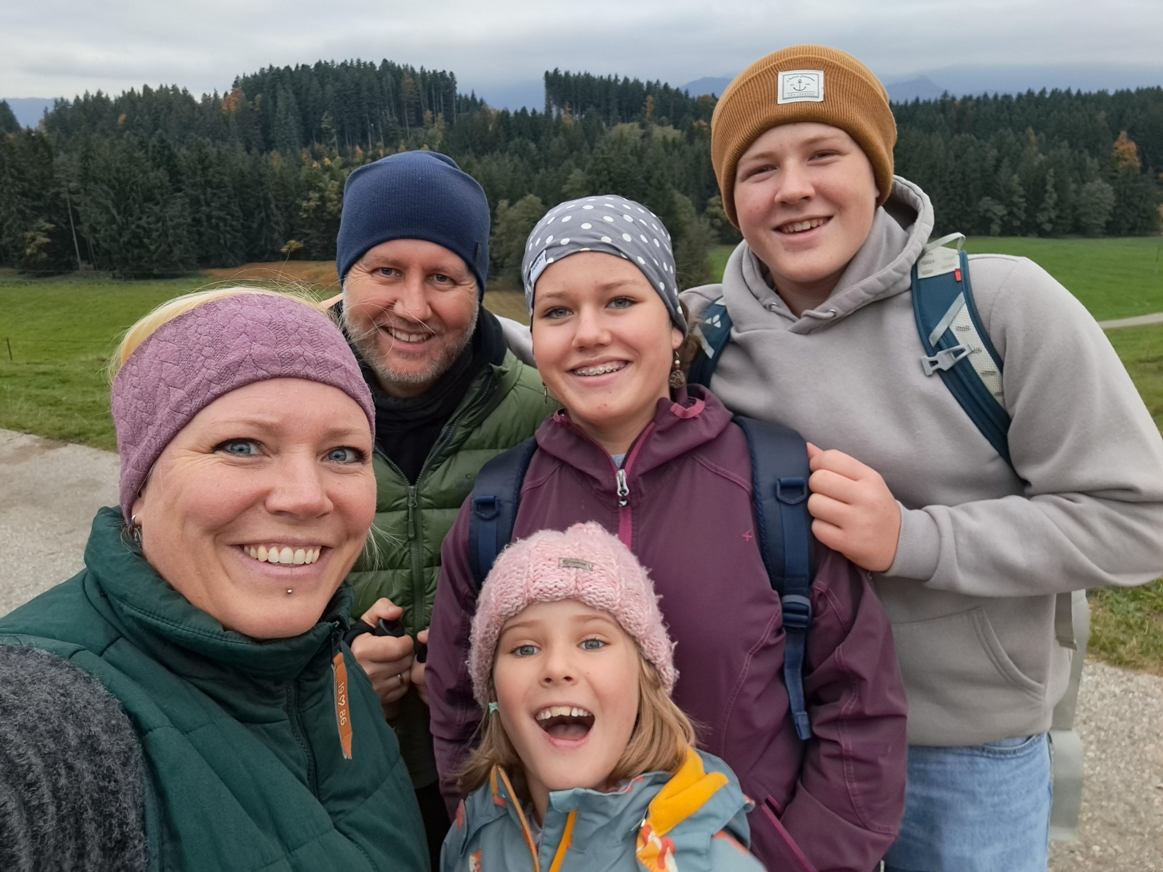 Ehefrau Kathrin und die Kinder Soraya, Samuela und Sion freuen sich, über gemeinsame Zeit mit Erasmus. 